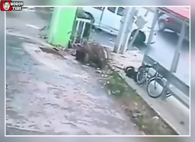 Video :killed at a bus stop by a crazed vehicle